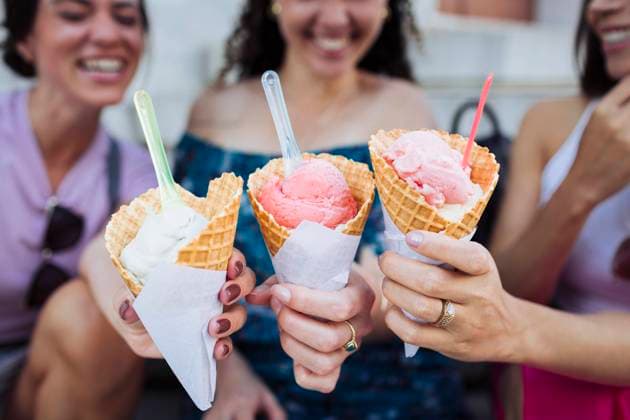 Happy friends holding ice cream cones model released, Symbolfoto, DCRF01856
