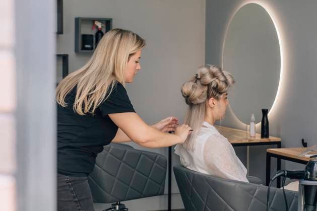 Hairdresser combing woman s hair in salon model released, Symbolfoto property released, EVKF00049