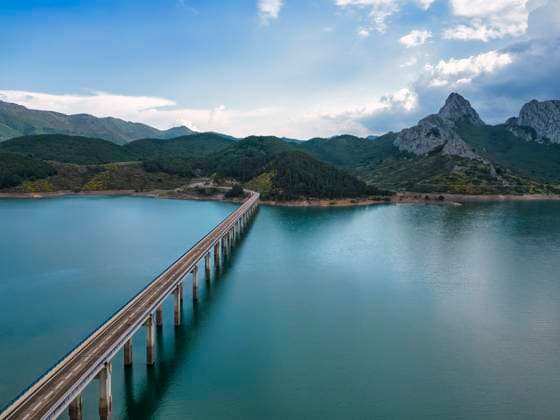 Spain, Asturias, Riano, Aerial view of bridge stretching over Embalse de Riano reservoir, Riano, Embalse de Riano, Asturias Spanien, Nordspanien LAF02827