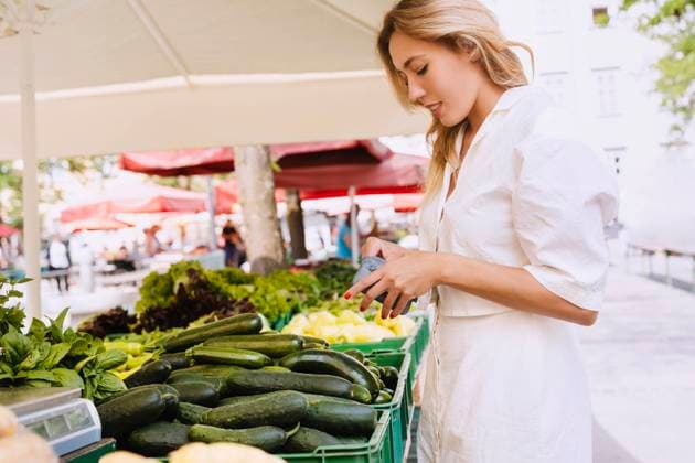 Smiling woman buying fresh vegetables in farmer s market model released, Symbolfoto, NDEF00995
