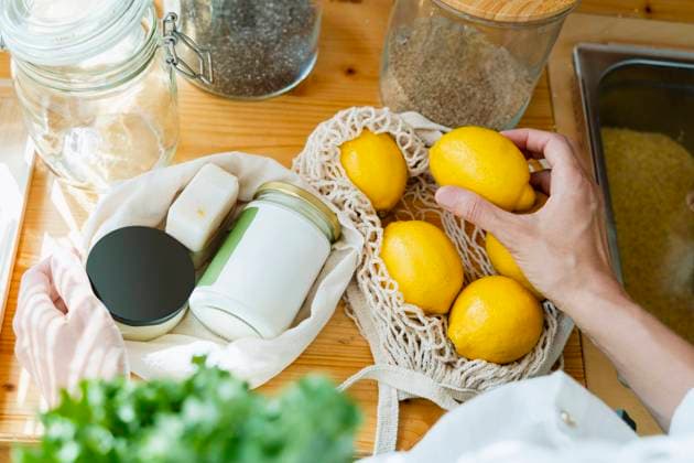 Hand of woman holding lemon at table model released, Symbolfoto property released, NDEF01071