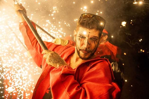 Bilder des Jahres 2023, Entertainment 09 September Entertainment Themen der Woche KW38 Entertainment Bilder des Tages September 23, 2023, Barcelona, Catalonia, Spain: Correfocs (fire runners) set off their fireworks among a cheering crowd of spectators at the Merce Festivall in Barcelona. Barcelona Spain - ZUMAo105 20230923_fap_o105_104 Copyright: xMatthiasxOesterlex