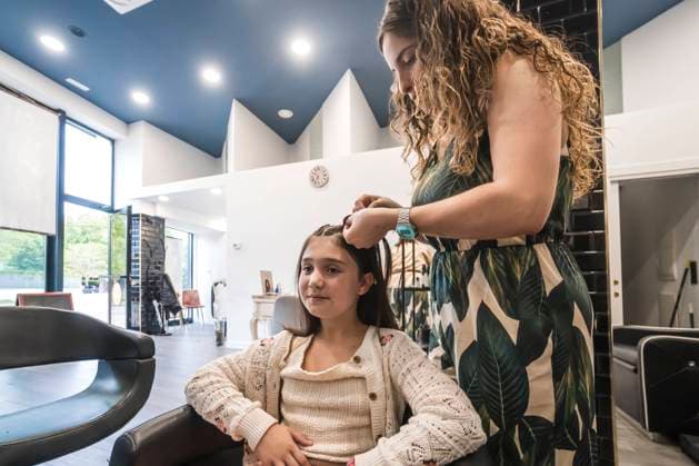 Hairdresser combing girl s hair at salon model released, Symbolfoto property released, PBTF00126