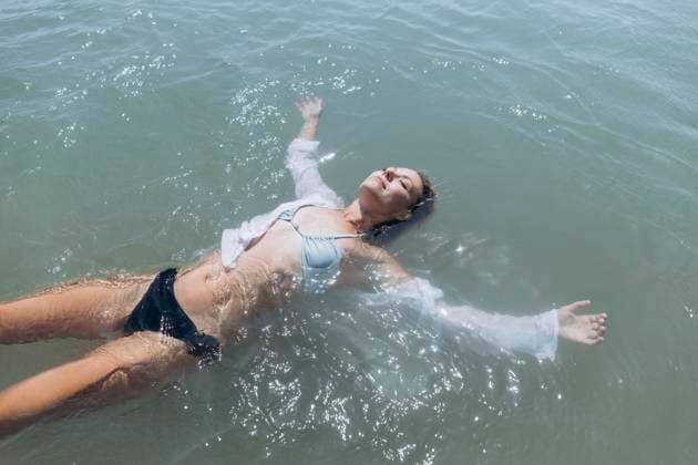 Creative Highlights Symbolbilder Woman floating on water in sea model released, Symbolfoto, SIF00897