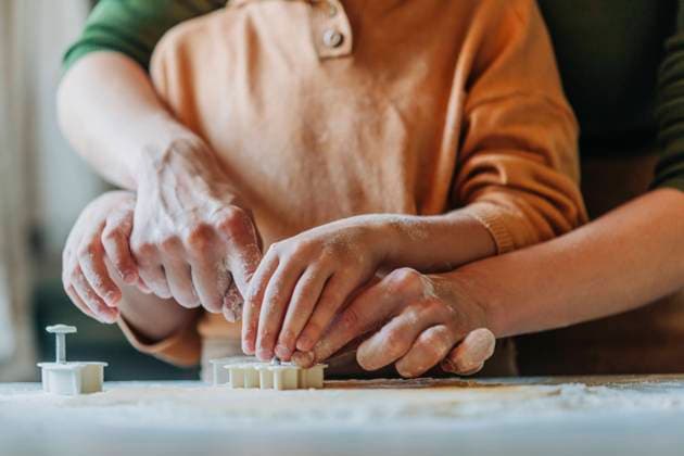 Mother and son preparing gingerbread cookies at home model released, Symbolfoto property released, VSNF01335