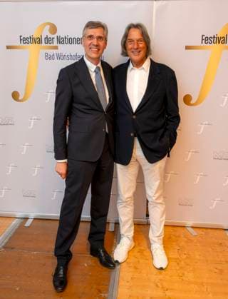 23 09 2023, International Classical Music Festival Festival of Nations 2023, at the Kurhaus Bad Wörishofen in Unterallgäu, concert in the Kursaal with pianist Igor Levit GER and vbw Festival Orchestra Guests of honor from left Festival Intendant Winfried Roch with the doctor of the stars also Igor Levit Dr Hans Wilhelm Müller