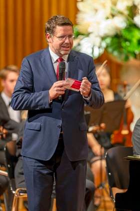 23 09 2023, International Classical Festival Festival of Nations 2023, at the Kurhaus Bad Wörishofen in Unterallgäu, concert in the Kursaal with pianist Igor Levit GER and vbw Festival Orchestra MdB Stephan Stracke gives a speech before the concert 23 09 2023, Classical Festival Bad Wörishofen 23 09 2023, Classical Festival Bad Wörishofen