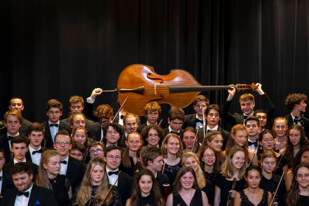 23 09 2023, International Classical Festival Festival of Nations 2023, at the Kurhaus Bad Wörishofen in Unterallgäu, concert in the Kursaal with pianist Igor Levit GER and vbw Festival Orchestra Group photo after the concert with the young musicians 23 09 2023, Classical Festival Bad Wörishofen 23 09 2023, Classical Festival Bad Wörishofen