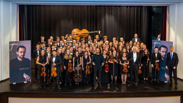 23 09 2023, International Classical Festival Festival of Nations 2023, at the Kurhaus Bad Wörishofen in Unterallgäu, concert in the Kursaal with pianist Igor Levit GER and vbw Festival Orchestra Group photo after the concert with the young musicians and Igor Levit middle Back right celebrity doctor Dr Hans Wilhelm Müller Wohlfahr