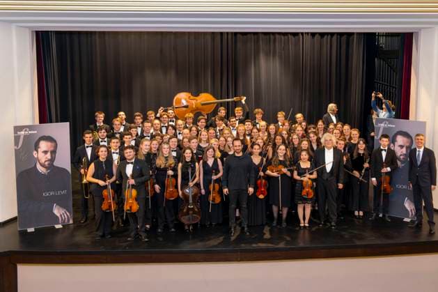 23 09 2023, International Classical Festival Festival of Nations 2023, at the Kurhaus Bad Wörishofen in Unterallgäu, concert in the Kursaal with pianist Igor Levit GER and vbw Festival Orchestra Group photo after the concert with the young musicians and Igor Levit middle Back right celebrity doctor Dr Hans Wilhelm Müller Wohlfahr