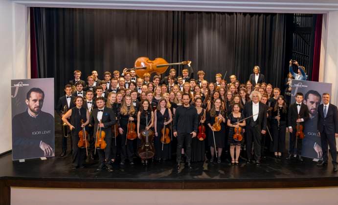 23 09 2023, International Classical Festival Festival of Nations 2023, at the Kurhaus Bad Wörishofen in Unterallgäu, concert in the Kursaal with pianist Igor Levit GER and vbw Festival Orchestra Group photo after the concert with the young musicians and Igor Levit middle Back right celebrity doctor Dr Hans Wilhelm Müller Wohlfahr