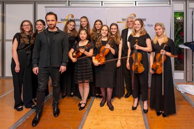 23 09 2023, International Classical Festival Festival of Nations 2023, at the Kurhaus Bad Wörishofen in Unterallgäu, concert in the Kursaal with pianist Igor Levit GER and vbw Festival Orchestra Group photo after the concert with the young musicians and Igor Levit and Christoph Adt 23 09 2023, Classical Festival Bad Wörishofen 23 09 2023, Classical Festival Bad Wörishofen