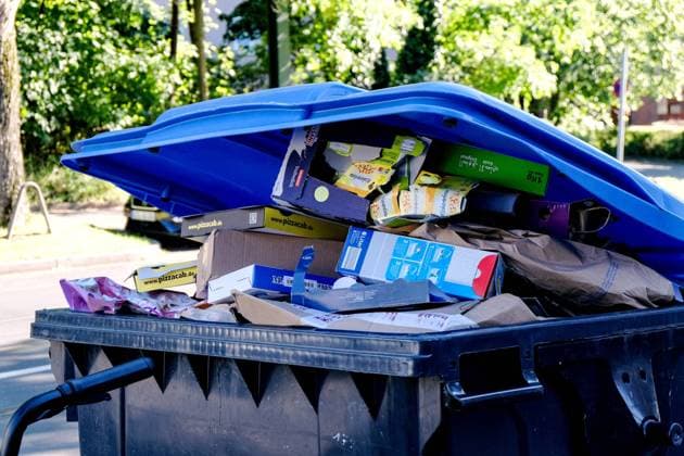Düsseldorf 24.09.2023 Mülltonne Kunststoff Plastik Recycling Müll Abfall Wohlstandsmüll Wohlstandsgesellschaft Verpackung Verpackungsmüll Altpapier Papier Papiertonne blaue Tonne Müllgebühren Inflation Mietnebenkosten Düsseldorf Nordrhein-Westfalen Deutschland *** Dusseldorf 24 09 2023 garbage garbage can plastic plastic recycling garbage waste prosperity garbage prosperity society packaging packaging waste waste paper paper garbage can blue garbage can garbage fees inflation additional rental costs Dusseldorf North Rhine Westphalia Germany