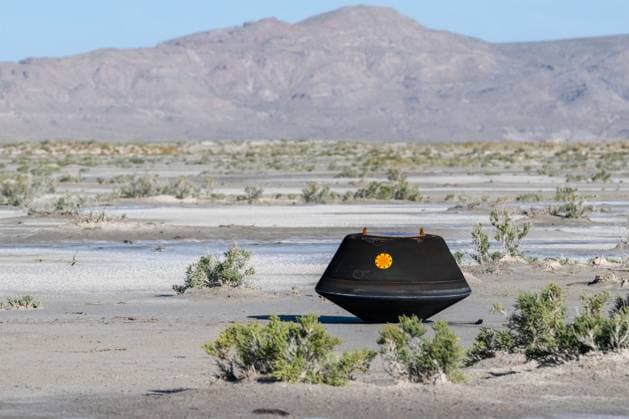 Bilder des Jahres 2023, News 09 September News Themen der Woche KW38 News Bilder des Tages The sample return capsule from NASA s OSIRIS-REx mission is seen shortly after touching down in the desert, on Sunday, September 24, 2023, at the Department of Defense s Utah Test and Training Range. The sample was collected from the asteroid Bennu in October 2020 by NASA s OSIRIS-REx spacecraft. NASA  WAX2023092405 KEEGANxBARBER