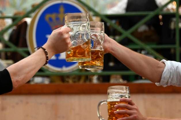 Hofbräu Bier beim 188. Oktoberfest 2023 auf der Theresienwiese. München, 24.09.2023 *** Hofbräu beer at the 188 Oktoberfest 2023 at the Theresienwiese Munich, 24 09 2023 Foto:xB.xSaarx xFuturexImagex oktoberfest2409_3948