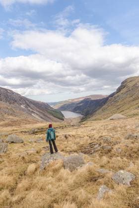 Woman Climber Admiring Upper Lake Glendalough Wicklow, County Wicklow, Ireland CR_SIIZ230918-1252310-01 ,model released, Symbolfoto