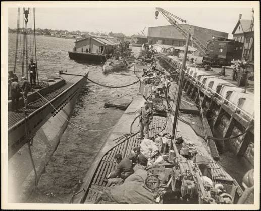 RECORD DATE NOT STATED Four German U-Boats Which Surrendered to Destroyer Escorts off Portland, Maine, Moored at Portsmouth, New Hampshire. Administrative History of the First Naval District in World War II Copyright: xpiemagsx piemagsnarww218062023-138 !ACHTUNG AUFNAHMEDATUM GESCHÄTZT!