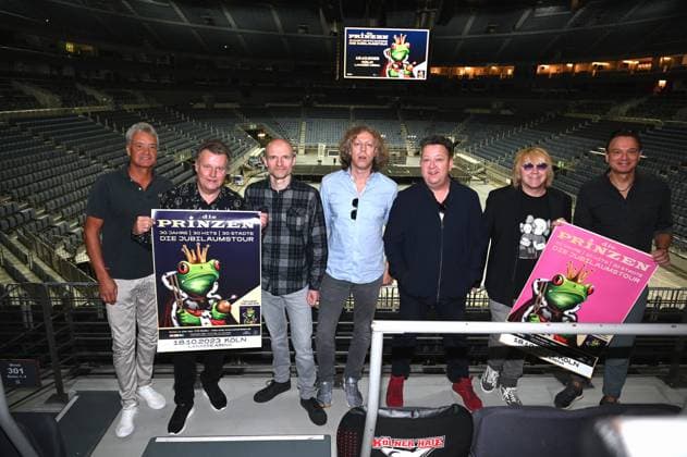 Entertainment Bilder des Tages Die Musikband DIE PRINZEN posieren bei einem Pressetermin zur Jubiläumstour 30 Jahre - 30 Hits - 30 Städte die am 18.10.2023 in der LanxessArena in Köln aktuelle Bandmitglieder Sebastian Krumbiegel, Tobias Künzel, Wofgang Lenk, Henri Schmidt, Jens Sembdner, Ali Zieme und Mathias Dietrich *** The music band DIE PRINZEN pose at a press event for the anniversary tour 30 years 30 hits 30 cities the 18 10 2023 in the LanxessArena in Cologne current band members Sebastian Krumbiegel, Tobias Künzel, Wofgang Lenk, Henri Schmidt, Jens Sembdner, Ali Zieme and Mathias Dietrich