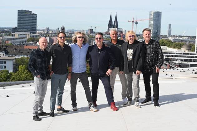 Die Musikband DIE PRINZEN posieren bei einem Pressetermin zur Jubiläumstour 30 Jahre - 30 Hits - 30 Städte die am 18.10.2023 in der LanxessArena in Köln aktuelle Bandmitglieder Sebastian Krumbiegel, Tobias Künzel, Wofgang Lenk, Henri Schmidt, Jens Sembdner, Ali Zieme und Mathias Dietrich *** The music band DIE PRINZEN pose at a press event for the anniversary tour 30 years 30 hits 30 cities the 18 10 2023 in the LanxessArena in Cologne current band members Sebastian Krumbiegel, Tobias Künzel, Wofgang Lenk, Henri Schmidt, Jens Sembdner, Ali Zieme and Mathias Dietrich