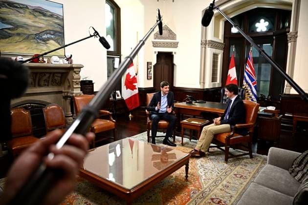 September 25, 2023, Ottawa, ON, CAN: Prime Minister Justin Trudeau meets with Premier of British Columbia David Eby, left, in his office on Parliament Hill in Ottawa, on Monday, Sept. 25, 2023. Ottawa CAN  - ZUMAc35_ 20230925_zaf_c35_067 Copyright: xJustinxTangx