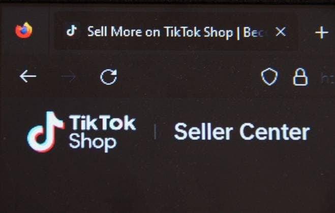 February 9, 2009, jakarta, jakarta, Indonesia: The Indonesian government has begun to decide on a social ban on e-commerce from carrying out direct transactions. In this case, what Tik Tok shop does. However, this prohibition rule also applies to other social media that carry out buying and selling transactions. In the end, they are only allowed to carry out promotions such as advertising. This rule was issued through trade revision (Minister of Trade Regulation) Number 50 of 2020 which relates to electronic trading jakarta Indonesia - ZUMAp146 20090209_zap_p146_003 Copyright: xDennyxPohanx