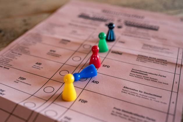 Symbol und Illustrationsbilder zur Wahl in Hessen 2023 26.09.2023, Selters: Wahlunterlagen, Stimmzettel, Briefwahl, Wahlschein, Politik, Parteien, CDU, SPD, Bündnis 90 Die Grünen, FDP, AFD, Linke,Kandidaten, Demokratie, Landtag, Wahlprozess, Wahlberechtigung, Wählerstimmen, Stimmabgabe. Spielfiguren symbolisieren die verschiedenen Parteien Symbolfoto, Symbolbild, Themenbild. Die Bürger Hessens sind aufgefordert am 08 Oktober 2023 einen neuen Landtag zu wählen. Selters Hessen Germany *** Symbol and illustration images for the election in Hesse 2023 26 09 2023, Selters election documents, ballot paper, postal vote, ballot paper, politics, parties, CDU, SPD, Bündnis 90 Die Grünen, FDP, AFD, Linke,candidates, democracy, state parliament,