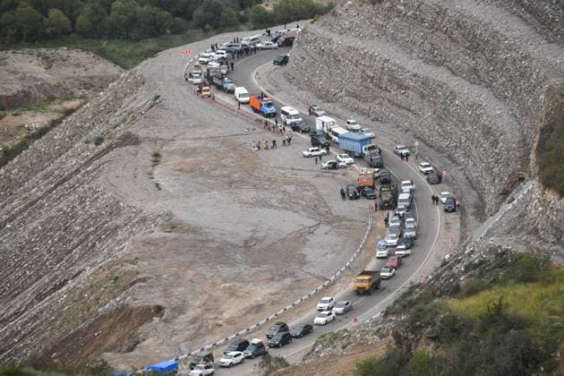 News Themen der Woche KW39 News Bilder des Tages ARMENIA, SYUNIK PROVINCE - SEPTEMBER 26, 2023: Cars with refugees from Nagorno-Karabakh are seen in the Lachin corridor. Alexander Patrin TASS  62664814