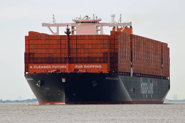 News Bilder des Tages Der Containerfrachter Berlin Express der Reederei Hapag Lloyd läuft den Hamburger Hafen an. *** The container freighter Berlin Express of the Hapag Lloyd shipping company calls at the Port of Hamburg