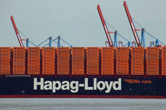 Der Containerfrachter Berlin Express der Reederei Hapag Lloyd läuft den Hamburger Hafen an. *** The container freighter Berlin Express of the Hapag Lloyd shipping company calls at the Port of Hamburg