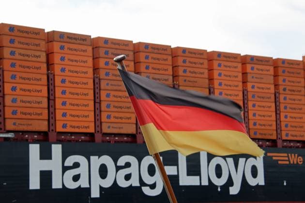 Feature: Wirtschaft in Deutschland. Ausschnitt vom Containerfrachter Berlin Express beim Einlaufen in den Hamburger Hafen. *** Feature Economy in Germany Detail of container freighter Berlin Express entering port of Hamburg