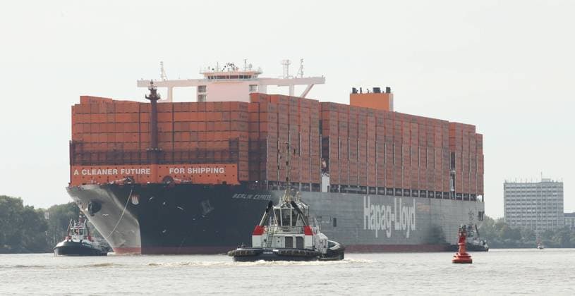 Das knapp 400 Meter lange Containerschiff Berlin Express von Linienagent Hapag Lloyd ist am Dienstagnachmittag ersmals in den Hamburgere Hafen eingelaufen. Altona Hamburg *** The almost 400 meter long container ship Berlin Express of liner agent Hapag Lloyd entered the port of Hamburg for the first time on Tuesday afternoon Altona Hamburg
