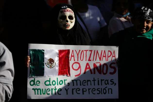 September 27, 2023, Mexico City, Mexico City, Mexico: Person disguised as death with the symbol of the 43 students painted on his face. Mexico City Mexico - ZUMAs310 20230927_zip_s310_003 Copyright: xLuisxExSalgadox
