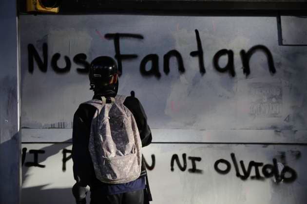 September 27, 2023, Mexico City, Mexico City, Mexico: He spray-paints on the walls of establishments as a form of protest. Mexico City Mexico - ZUMAs310 20230927_zip_s310_017 Copyright: xLuisxExSalgadox