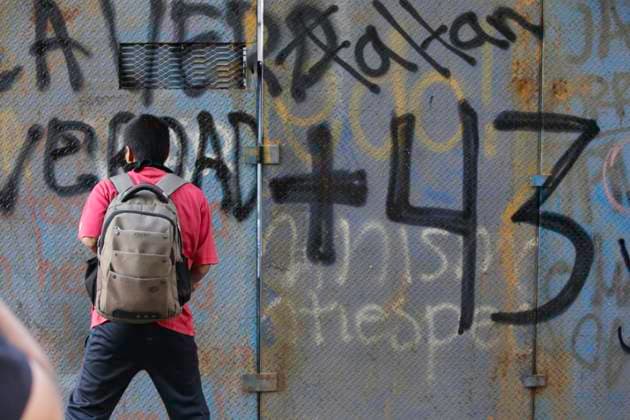 September 27, 2023, Mexico City, Mexico City, Mexico: He spray-paints on the walls of establishments as a form of protest. Mexico City Mexico - ZUMAs310 20230927_zip_s310_020 Copyright: xLuisxExSalgadox