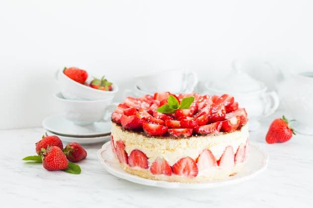 Strawberry cake Fraisier on the white plate and cups Strawberry cake Fraisier on the white plate and cups for teatime, berries and dishware on the background ,model released, Symbolfoto Copyright: xZoonar.com OksanaxShufrychx 14390876 ,model released, Symbolfoto ,property released