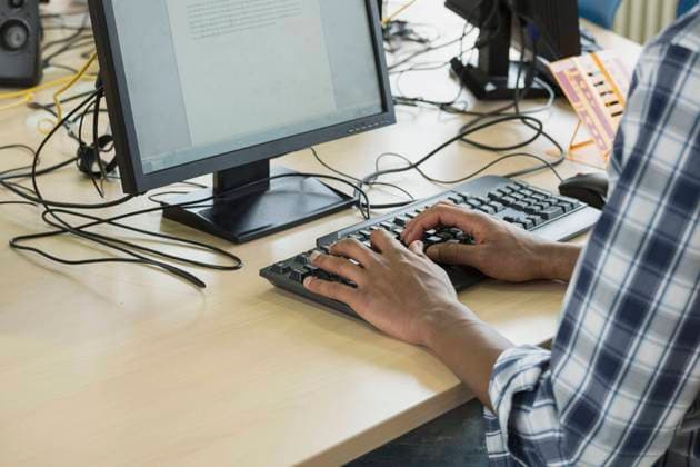 Tschechien, Hochschule streicht wegen KI und Plagiate Bachelorarbeiten University student working on computer in Laboratory School, Bavaria, Germany Germany CR_DRNI160312-02369-01 ,model released, Symbolfoto ,property released