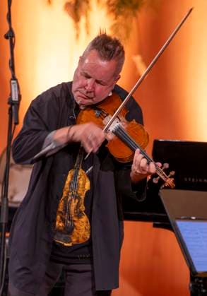 27 09 2023, International Classical Festival Festival of Nations 2023, at the Kurhaus Bad Wörishofen in Unterallgäu, The British violinist Nigel Kennedy with his violin on stage 27 09 2023, Classical Festival Bad Wörishofen 27 09 2023, Classical Festival Bad Wörishofen