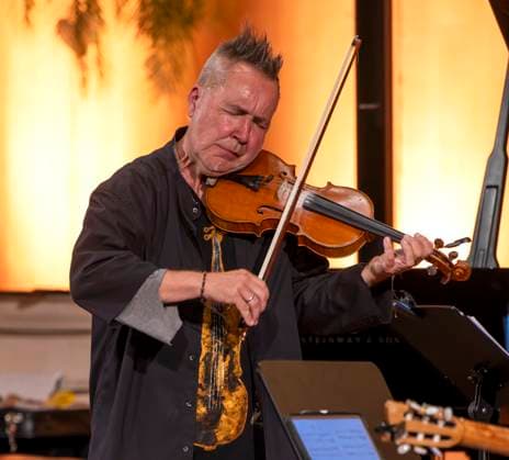 27 09 2023, International Classical Festival Festival of Nations 2023, at the Kurhaus Bad Wörishofen in Unterallgäu, The British violinist Nigel Kennedy with his violin on stage 27 09 2023, Classical Festival Bad Wörishofen 27 09 2023, Classical Festival Bad Wörishofen