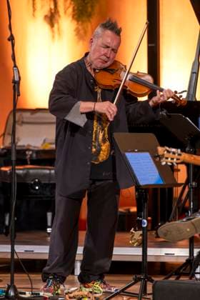 27 09 2023, International Classical Festival Festival of Nations 2023, at the Kurhaus Bad Wörishofen in Unterallgäu, The British violinist Nigel Kennedy with his violin on stage 27 09 2023, Classical Festival Bad Wörishofen 27 09 2023, Classical Festival Bad Wörishofen