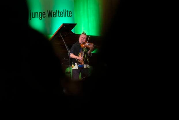 27 09 2023, International Classical Festival Festival of Nations 2023, at the Kurhaus Bad Wörishofen in Unterallgäu, The British violinist Nigel Kennedy with his violin on stage 27 09 2023, Classical Festival Bad Wörishofen 27 09 2023, Classical Festival Bad Wörishofen