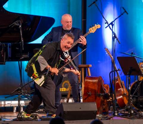 27 09 2023, International Classical Music Festival Festival of Nations 2023, at the Kurhaus Bad Wörishofen in Unterallgäu, The British violinist Nigel Kennedy in front is visibly having fun on stage with his E violin 27 09 2023, Classical Music Festival Bad Wörishofen 27 09 2023, Classical Music Festival Bad Wörishofen