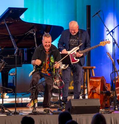 27 09 2023, International Classical Festival Festival of Nations 2023, at the Kurhaus Bad Wörishofen in Unterallgäu, The British violinist Nigel Kennedy li visibly has a lot of fun on stage with his E violin 27 09 2023, Classical Festival Bad Wörishofen 27 09 2023, Classical Festival Bad Wörishofen