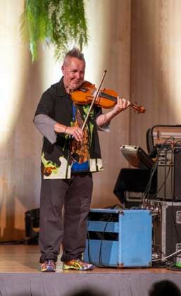 27 09 2023, International Classical Festival Festival of Nations 2023, at the Kurhaus Bad Wörishofen in Unterallgäu, The British violinist Nigel Kennedy with his violin on stage 27 09 2023, Classical Festival Bad Wörishofen 27 09 2023, Classical Festival Bad Wörishofen