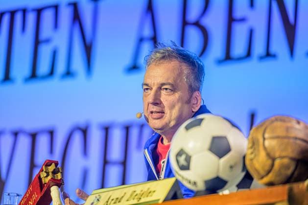 Zeiglers wonderful world of soccer 27 09 2023, University auditorium, Vechta, Zeiglers wonderful world of soccer, The moderator knits soccer dreams Funny, sad, whimsical and always a bit angry Openly and bluntly he talks in his study about tragedy, tears and triumphs in the picture Arnd Zeigler moderator, at his stag nordphoto GmbHxKokenge nph00001
