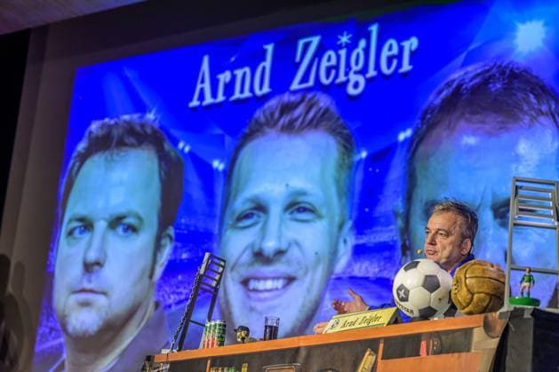 Zeiglers wonderful world of soccer 27 09 2023, University auditorium, Vechta, Zeiglers wonderful world of soccer, The moderator knits soccer dreams Funny, sad, whimsical and always a bit angry Openly and bluntly he talks in his study about tragedy, tears and triumphs in the picture Arnd Zeigler moderator, at his stag nordphoto GmbHxKokenge nph00001