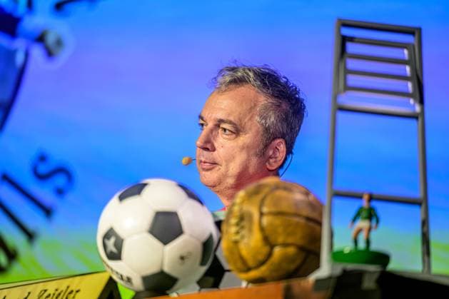 Zeiglers wonderful world of soccer 27 09 2023, University auditorium, Vechta, Zeiglers wonderful world of soccer, The moderator knits soccer dreams Funny, sad, whimsical and always a bit angry Openly and bluntly he talks in his study about tragedy, tears and triumphs in the picture Arnd Zeigler moderator, at his stag nordphoto GmbHxKokenge nph00001