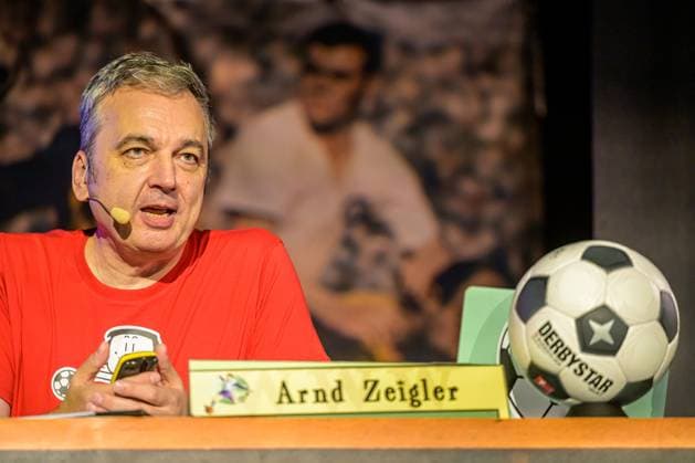 Zeiglers wonderful world of soccer 27 09 2023, University auditorium, Vechta, Zeiglers wonderful world of soccer, The moderator knits soccer dreams Funny, sad, whimsical and always a bit angry Openly and bluntly he talks in his study about tragedy, tears and triumphs in the picture Arnd Zeigler moderator, at his stag nordphoto GmbHxKokenge nph00001