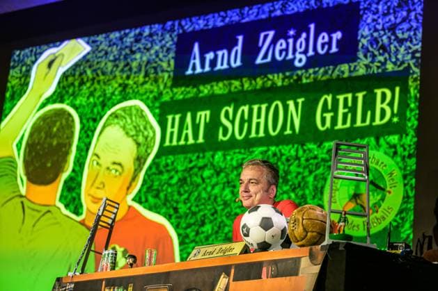 Zeiglers wonderful world of soccer 27 09 2023, University auditorium, Vechta, Zeiglers wonderful world of soccer, The moderator knits soccer dreams Funny, sad, whimsical and always a bit angry Openly and bluntly he talks in his study about tragedy, tears and triumphs in the picture Arnd Zeigler moderator, at his stag nordphoto GmbHxKokenge nph00001