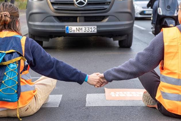 Klimaaktivisten vom Aufstand der Letzten Generation blockieren mit einer zweiten Protestwelle erneut Berliner Straßen im morgendlichen Berufsverkehr. Auf der Prenzlauer Allee in Berlin-Prenzlauer Berg klebten sich einige Aktisten auf die Straße und aneinander. Die Aktivisten fordern den sofortigen Ausstieg aus der Nutzung fossiler Brennstoffe. Climate activists from the Uprising of the Last Generation block Berlin streets again in the morning rush hour with a second wave of protests. On Prenzlauer Allee in Berlin s Prenzlauer Berg district, a number of activists stuck to the road and to each other. The activists are demanding an immediate phase-out of the use of fossil fuels. Protest der Klimaaktivisten vom Aufstand der Letzten Genera s_p20230504-1337.jpg