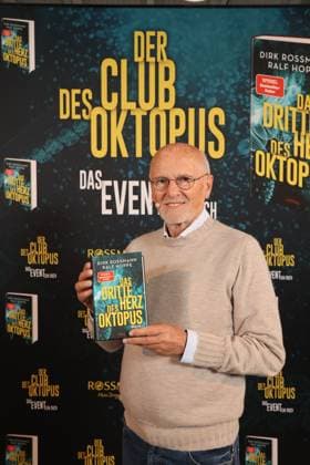Dirk Rossmann (hier im Bild) und Ralf Hoppe präsentieren ihr neues Buch Das dritte Herz des Oktopus bei einem ganztägigen Event mit prominenten Gästen in der alten Maschinenhalle in Kappeln an der Schlei, es geht um Klimawandel, die Verschmutzung der Meere und die Folgen für Mensch und Umwelt, Schleswig-Holstein 27.9.2023 *** Dirk Rossmann here in the picture and Ralf Hoppe present their new book Das dritte Herz des Oktopus at an all-day event with prominent guests in the old machine hall in Kappeln on the Schlei, it is about climate change, the pollution of the seas and the consequences for people and the environment, Schleswig Holstein 27 9 2023